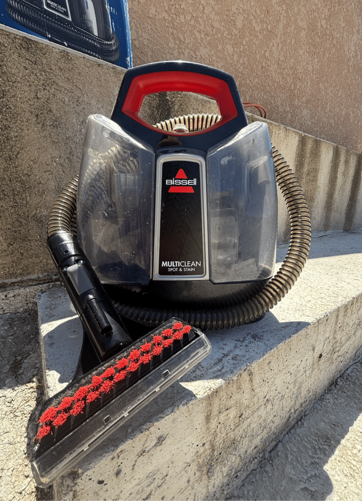 Injecteur-extracteur Bissell en cours d'utilisation sur un siège de voiture