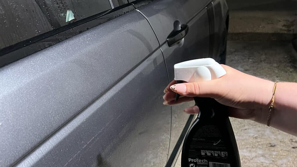 Décontaminant ferreux ProTech Monte-Carlo pulvérisé sur une jante, réaction violette visible