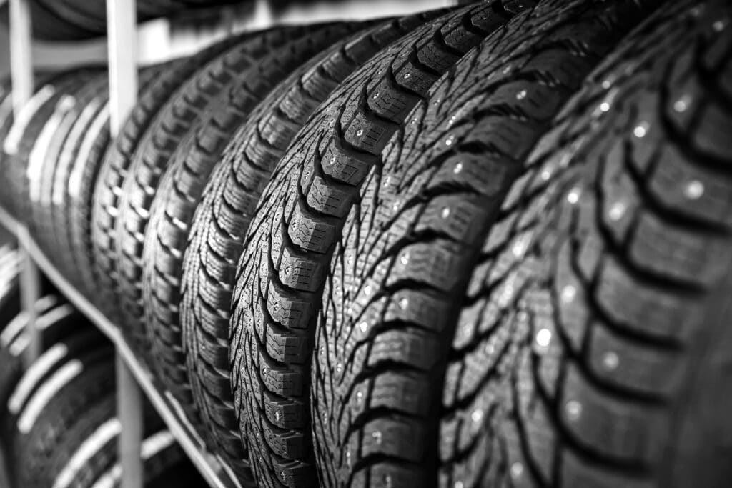 Pneus alignés dans un centre d'entretien automobile