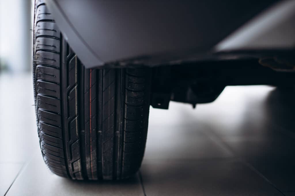 Roue équipée d'un pneu neuf, vue rapprochée