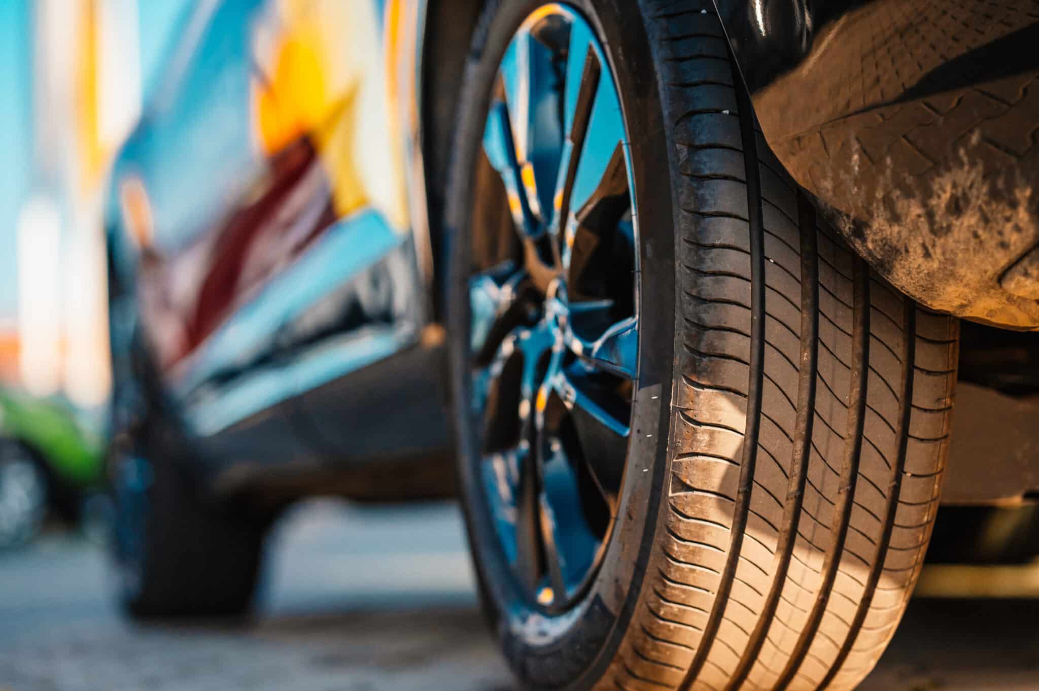 Marquage 165/65 R14 sur le flanc d'un pneu de voiture