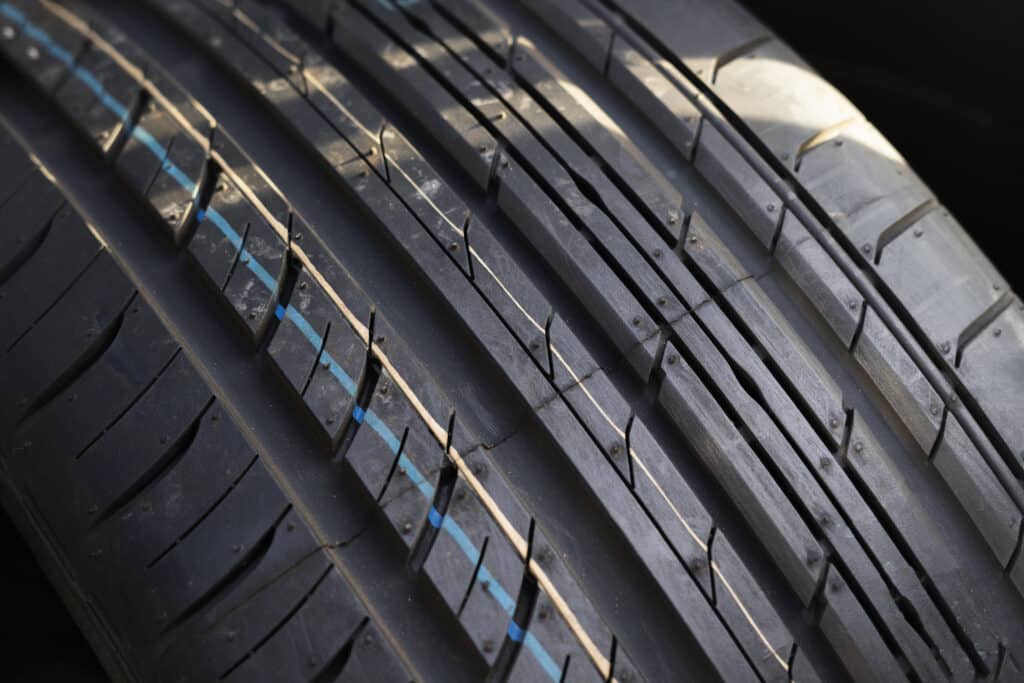 Pneu neuf jamais monté, gomme et sculpture vues de près