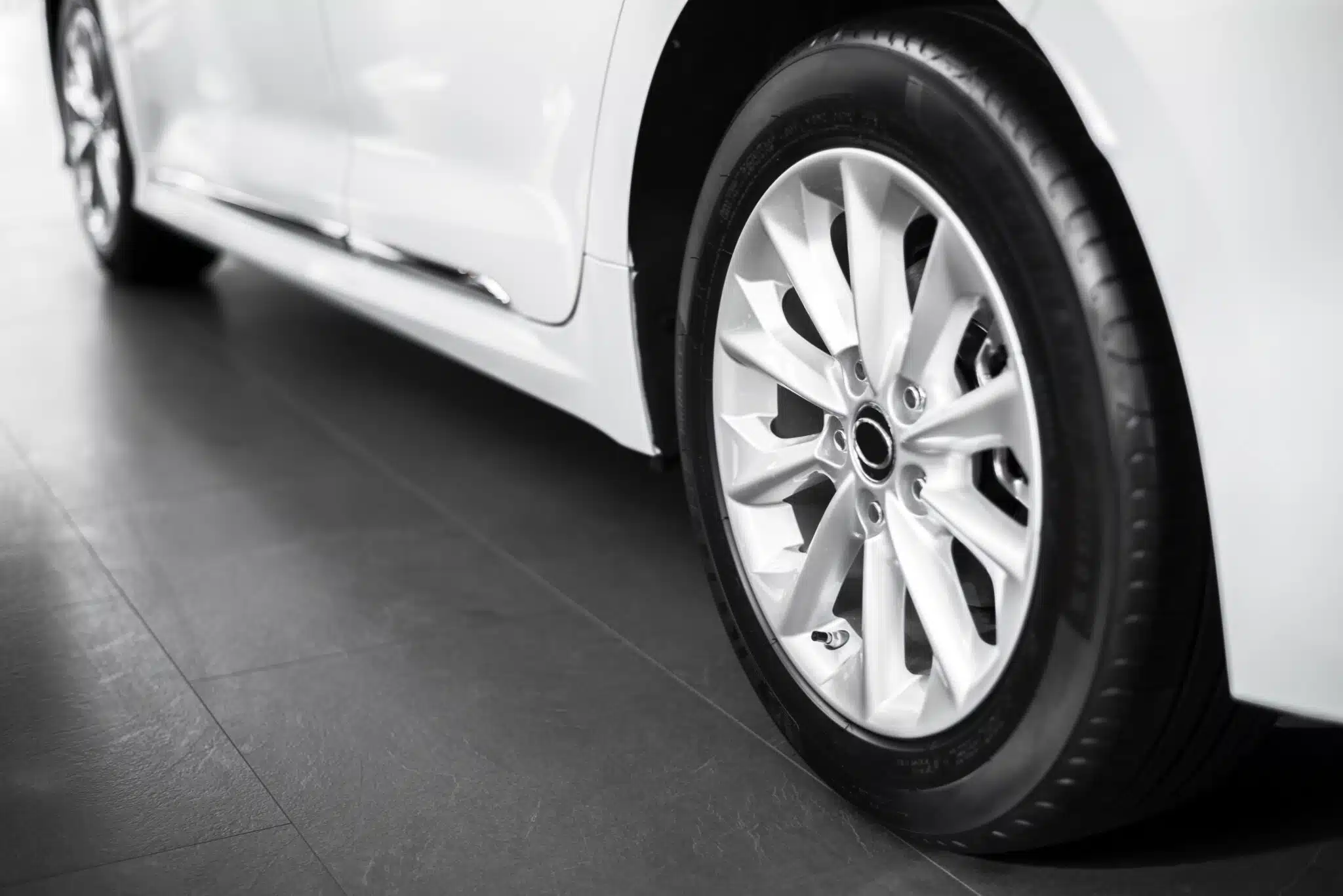 Roues d'une voiture vues en plongée