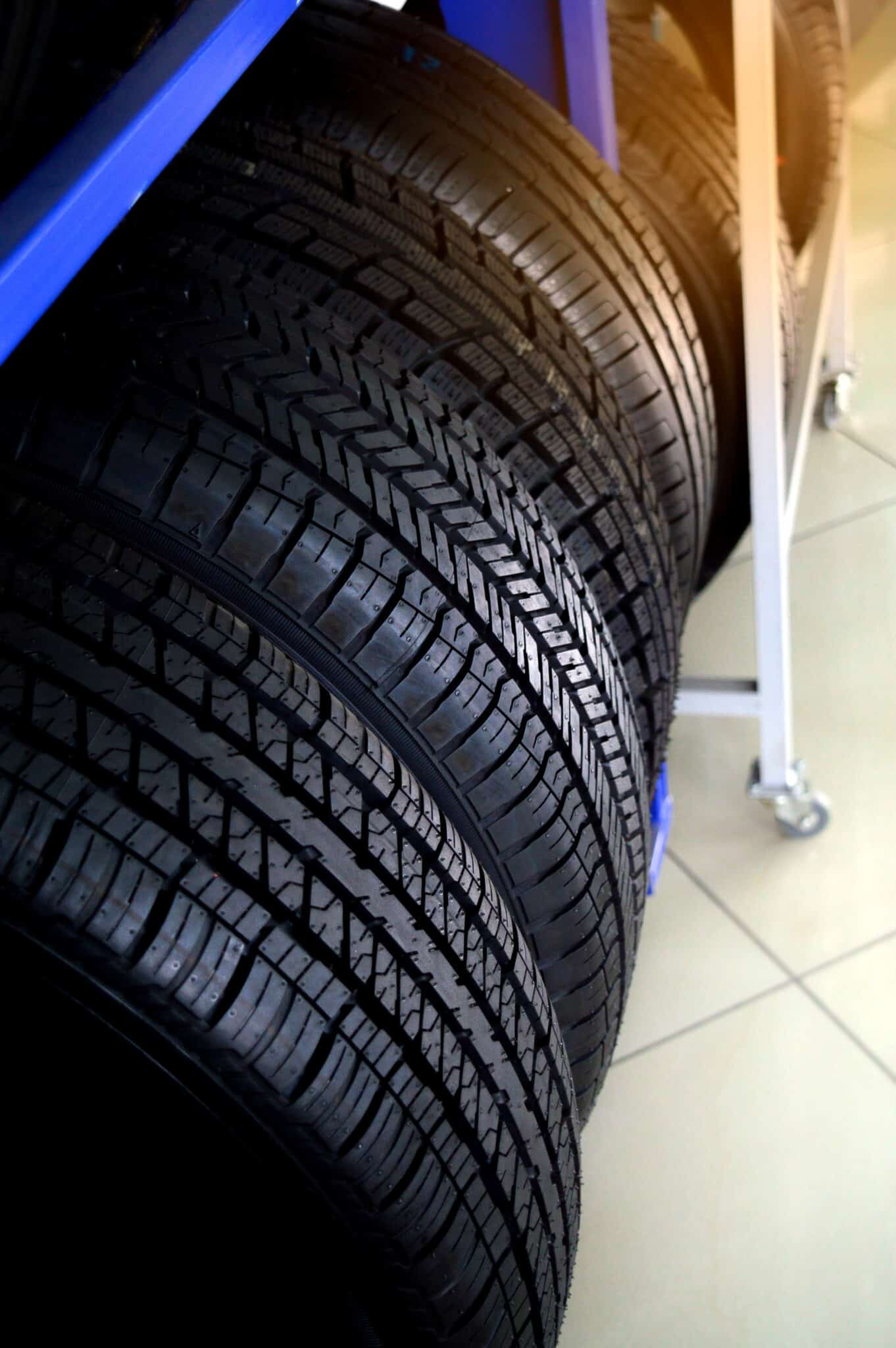 Marquage 175/70 R13 sur le flanc d'un pneu de voiture
