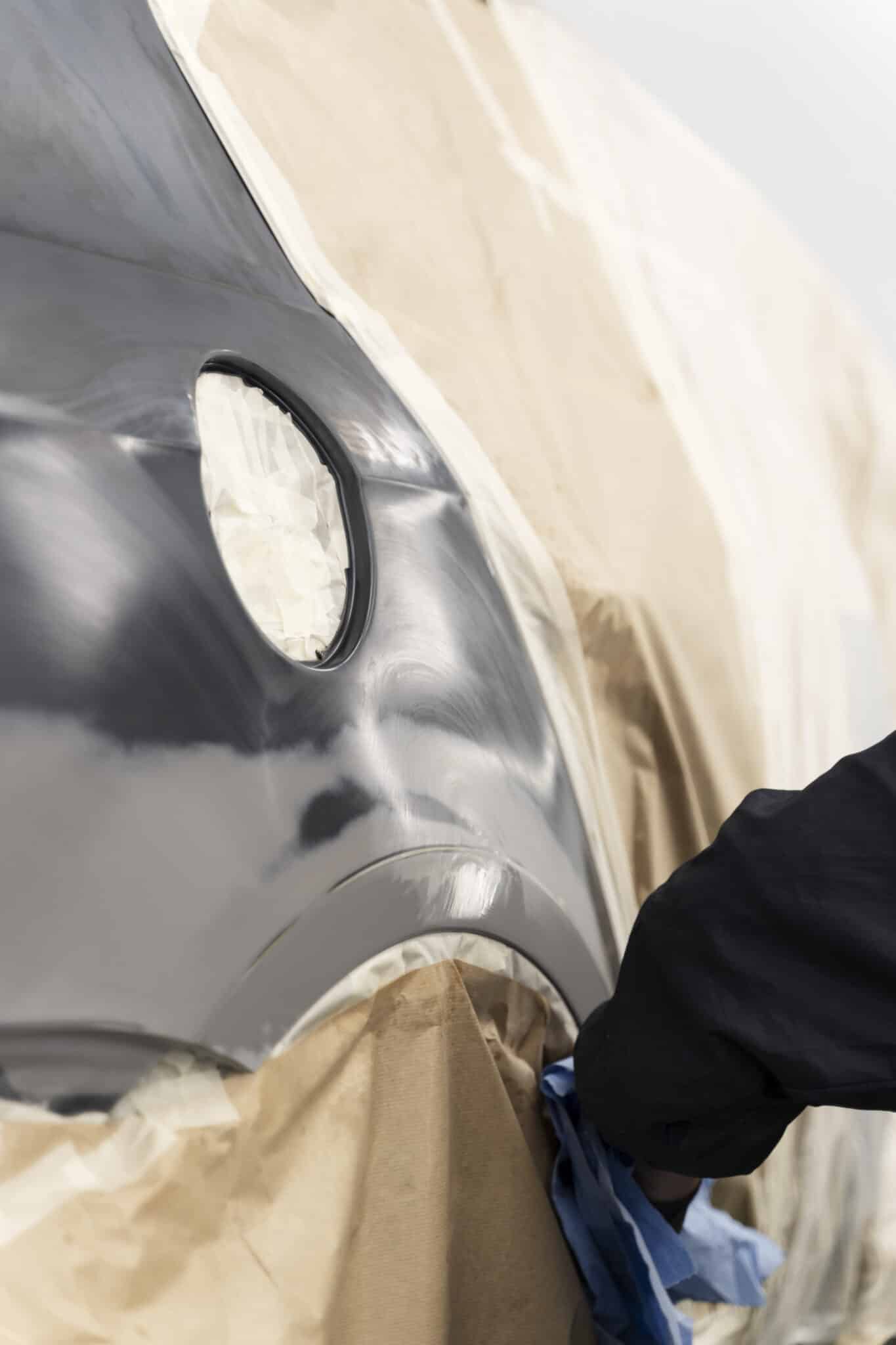 Application de peinture sur une carrosserie en atelier
