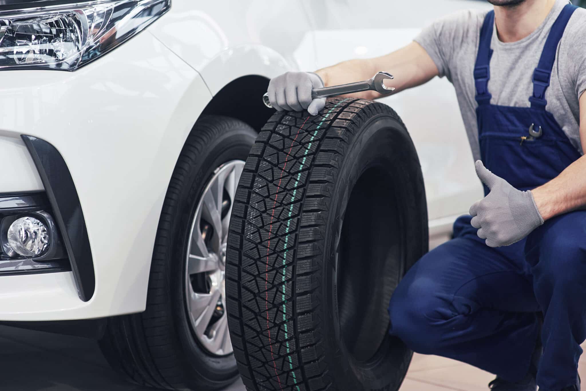 Marquage 165/70 R14 sur le flanc d'un pneu de voiture